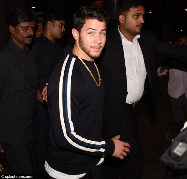 Priyanka Chopra đi ăn tối cùng bạn trai kém 10 tuổi - 10
Priyanka Chopra và Nick Jonas mới hẹn hò được vài tháng.