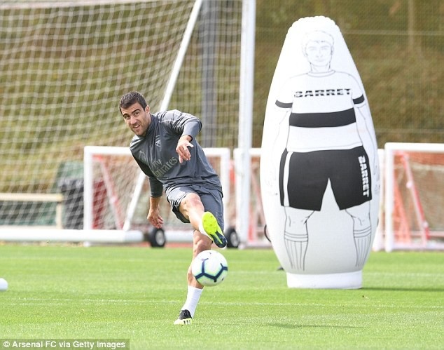 Arsenal hứng khởi trước trận quyết đấu với Chelsea - 7
Sokratis đang có những thể hiện tốt ở các buổi tập gần đây