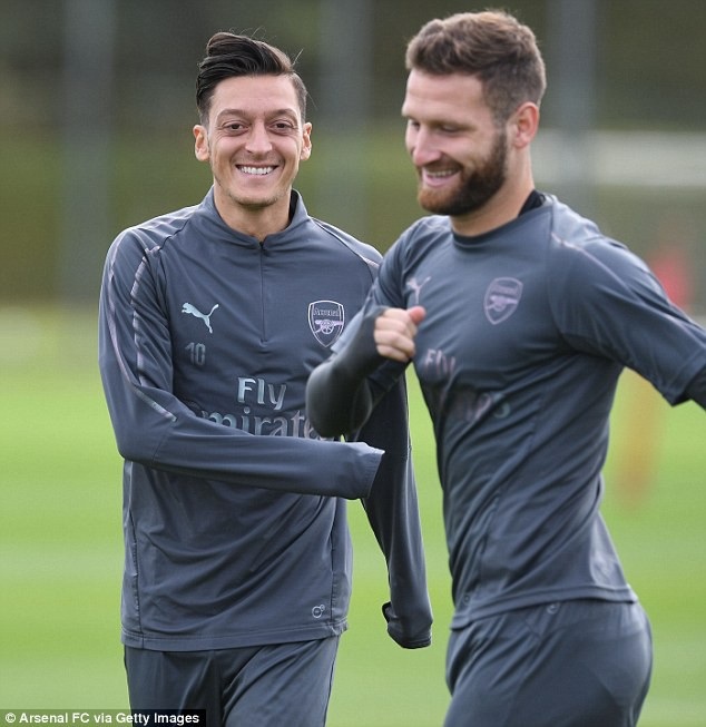 Arsenal hứng khởi trước trận quyết đấu với Chelsea - 3
Mesut Ozil và cầu thủ đồng hương Shkodran Mustafi