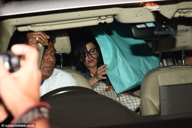 Priyanka Chopra đi ăn tối cùng bạn trai kém 10 tuổi - 7
Bố mẹ Nick Jonas xuất hiện tại Ấn Độ