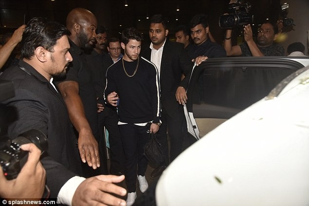 
Thợ săn ảnh bao vây gia đình Nick khi họ tới Ấn Độ
