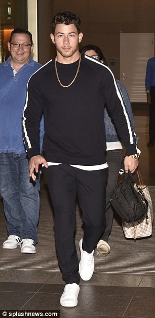 
Chàng ca sỹ 9X trông rất điển trai và sành điệu
