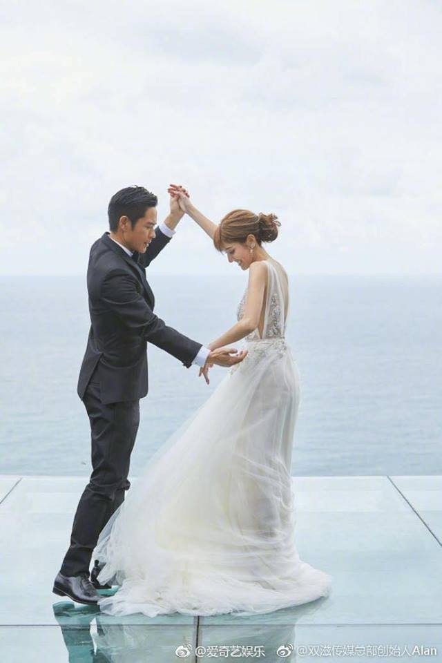 Trịnh Gia Dĩnh trở về Hồng Kong cùng “bà xã” hoa hậu kém 22 tuổi - 8
Cặp đôi khiêu vũ trong đám cưới tại Bali, Indonesia. Trịnh Gia Dĩnh từng hò hẹn với những bóng hồng nổi tiếng của Hồng Kong như Vương Hinh Bình, Châu Lệ Kỳ, Xa Thi Mạn trước khi gặp gỡ Trần Khải Lâm vào năm 2015.