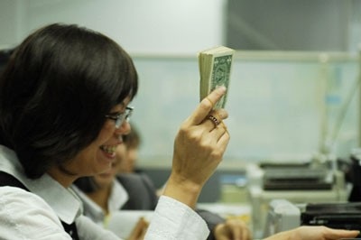 Tỷ giá hạ nhiệt sau khi vọt lên 23.700 VND/USD - 1
Sau khi tăng vọt lên mức 23.700 VND/USD, mức cao nhất từ đầu năm, giá USD tự do đã hạ nhiệt.