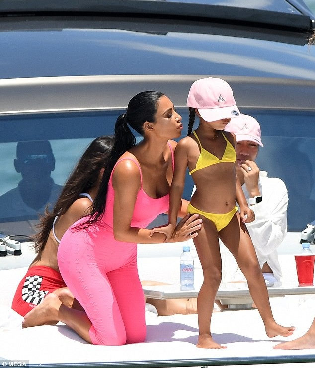 Kim Kardashian liên tục khoe thân với trang phục bó sát - 1
Kim Kardashian đưa con gái North West đi chơi du thuyền tại Miami ngày 15/8 vừa qua