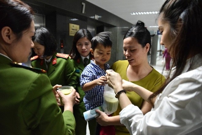 Nữ trinh sát ma tuý và cuộc chiến giữa “bầy sói” - 1 Hội Phụ nữ Cục CSĐT tội phạm về ma túy làm công tác từ thiện tại các bệnh viện.