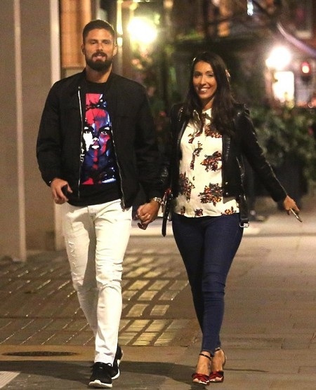 Giroud gây chú ý khi đi ăn tối với vợ