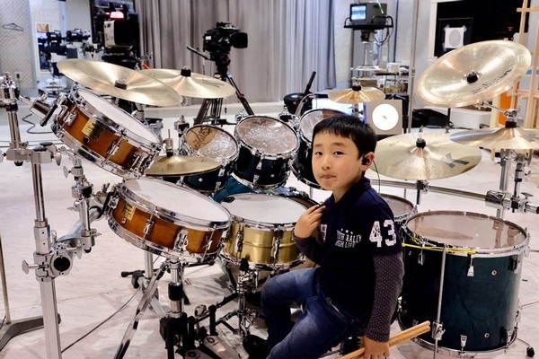 Bé 6 tuổi kiếm tiền từ Youtube để làm việc mà không ai ngờ tới - 1 Mới 6 tuổi, cậu bé Torataro đã là một tay trống cừ khôi