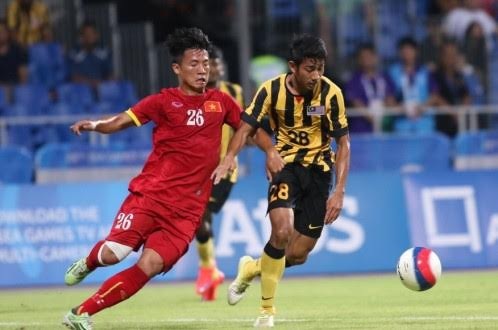 Những cầu thủ Olympic Việt Nam từng đối đầu U22 Nhật Bản năm 2015 - 2
Bùi Tiến Dũng (trái)