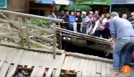 Du khách Trung Quốc mải chụp hình khiến cây cầu đổ sập - 2 Cầu bất ngờ đổ sập khiến nhiều du khách Hong Kong rơi từ độ cao khoảng 3m xuống nước