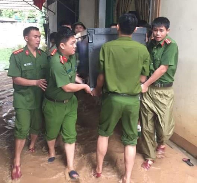 Công an, bộ đội dầm mình trong nước lũ đục ngầu giúp dân - 9 Công an, bộ đội dầm mình trong nước lũ đục ngầu giúp dân - 9