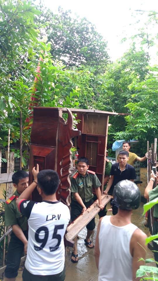 Công an, bộ đội dầm mình trong nước lũ đục ngầu giúp dân - 10 Các hoạt động thể dục thể thao chào mừng ngày thành lập lực lượng Công an nhân dân (19/8) đều phải gác lại để tập trung lực lượng, phương tiện giúp người dân chống lũ