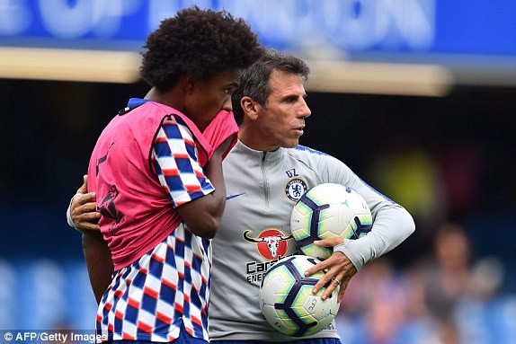 
Zola trao đổi với Willian trong khi khởi động
