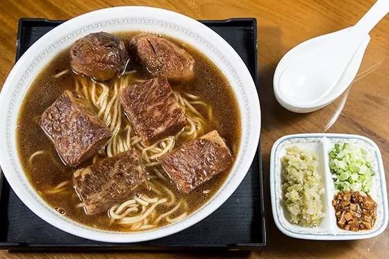 Có gì ở bát mỳ bò “siêu phẩm” với giá thành còn đắt đỏ hơn cả... một con bò? - 2 Bát mỳ cực phẩm có giá hơn 7 triệu đồng của nhà hàng Niu Ba Ba lâu đời ở Đài Loan, Trung Quốc