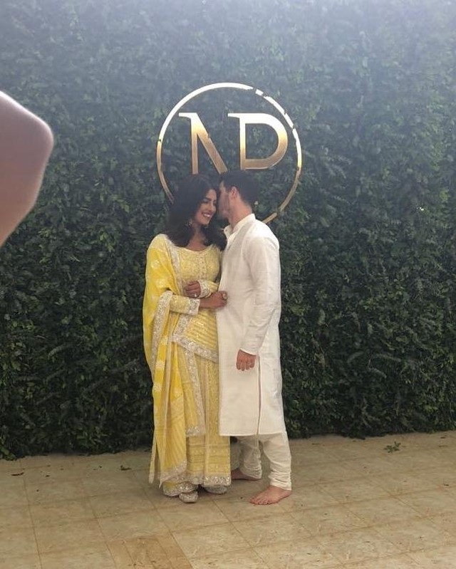 Hình ảnh ngọt ngào trong tiệc mừng đính hôn của Priyanka Chopra và Nick Jonas - 12
Nick cầu hôn bạn gái Priyanka Chopra cách đây ít tuần trong tiệc sinh nhật lần thứ 36 của hoa hậu.