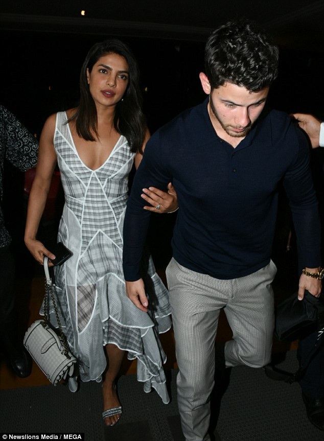 Priyanka Chopra đi ăn tối cùng bạn trai kém 10 tuổi - 2
Hoa hậu thế giới năm 2000 hạnh phúc khoác tay bạn trai 9X
