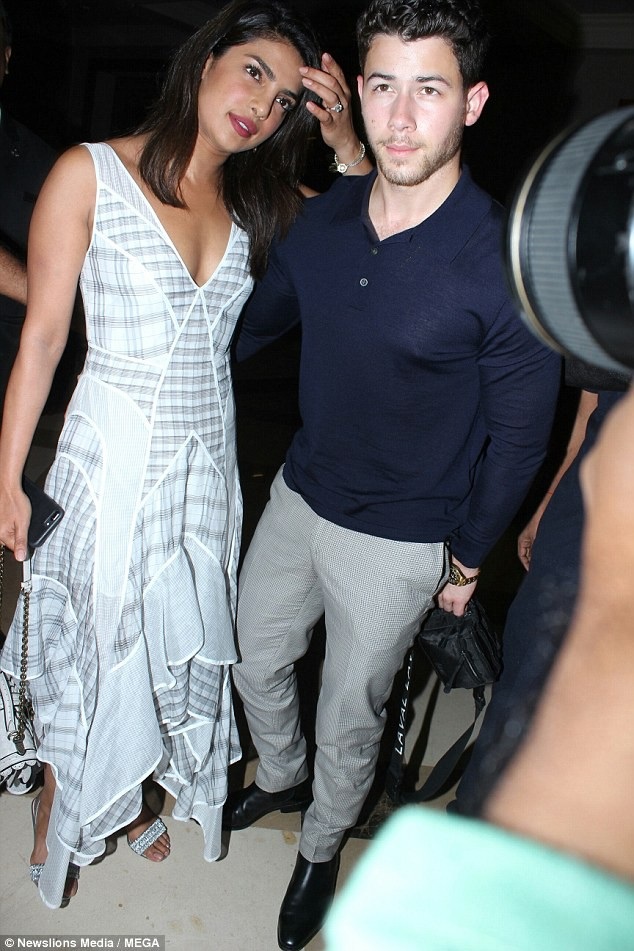 Priyanka Chopra đi ăn tối cùng bạn trai kém 10 tuổi - 3
Cô để lộ nhẫn đính hôn kim cương trên ngón tay áp út