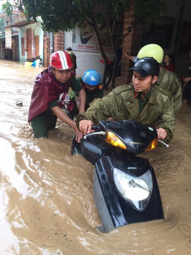 Công an, bộ đội dầm mình trong nước lũ đục ngầu giúp dân - 12 Hàng trăm lượt cán bộ, chiến sĩ dầm mình trong nước lũ giúp người dân sơ tán tài sản, đảm bảo an toàn qua các điểm ngập lụt nặng