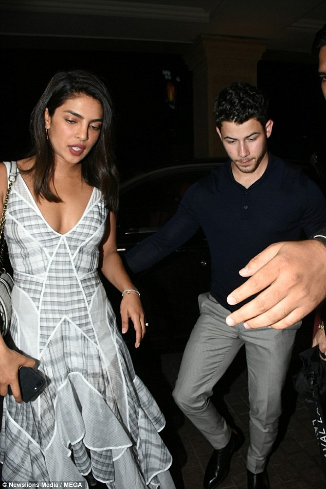 Priyanka Chopra đi ăn tối cùng bạn trai kém 10 tuổi - 5
Ca sỹ Nick Jonas rất nghiêm túc trong mối quan hệ này