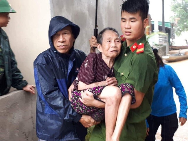 Công an, bộ đội dầm mình trong nước lũ đục ngầu giúp dân - 13 Người già, trẻ em được ưu tiên di dời đến nơi an toàn trước tiên. Trước tình hình mưa lũ diễn biến phức tạp, Bí thư Tỉnh ủy Nghệ An Nguyễn Đắc Vinh yêu cầu các cơ quan, ban, ngành, địa phương phải chủ động, sát sao theo dõi tình hình mưa lũ để có phương án kịp thời, hiệu quả; đặc biệt quan tâm đời sống, sinh hoạt của người dân vùng bị ngập úng, nhất là trong điều kiện nước từ Lào tiếp tục đổ về khu vực miền Tây gây ra các nguy cơ khó lường.