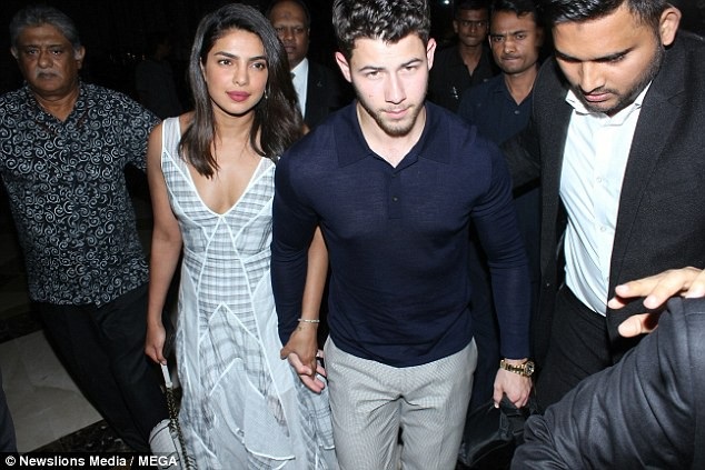 Priyanka Chopra đi ăn tối cùng bạn trai kém 10 tuổi - 6
Anh đã đưa bố mẹ cùng sang Ấn Độ cách đây ít ngày