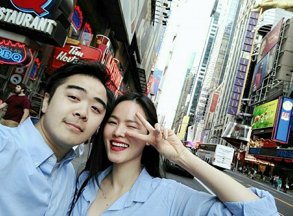 Tiết lộ về vị hôn phu doanh nhân của Á quân Vietnam's Next Top mùa đầu tiên - 13 Những hình ảnh đời thường dung dị của cặp đôi trên đường phố.