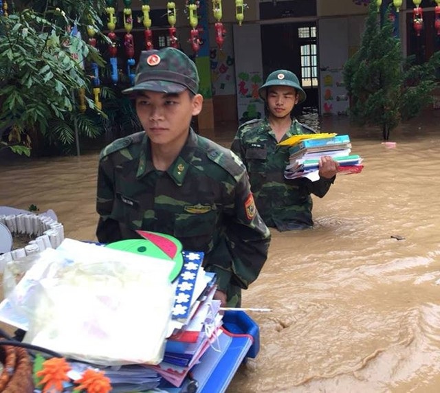 Công an, bộ đội dầm mình trong nước lũ đục ngầu giúp dân - 6 Bộ đội biên phòng đóng quân trên địa bàn huyện Kỳ Sơn giúp các trường học sơ tán sách vở, đồ dùng học tập đến địa điểm an toàn. Theo kế hoạch, học sinh Nghệ An sẽ tựu trường vào ngày 23/8 tới, bởi vậy, khi nước rút, các địa phương và ngành giáo dục phải huy động tổng lực dọn dẹp bùn đất, khắc phục hậu quả cơn lũ để đón học sinh trở lại trường