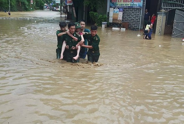 Công an, bộ đội dầm mình trong nước lũ đục ngầu giúp dân - 4 Lực lượng bộ đội biên phòng sơ tán người dân ra khỏi vùng ngập lụt