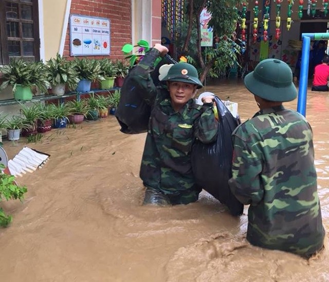 Bộ đội biên phòng hỗ trợ, sơ tán đồ dùng, thiết bị dạy học cho các trường khi lũ dâng cao gây ngập lụt