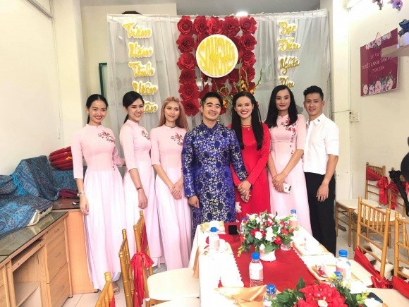 Tiết lộ về vị hôn phu doanh nhân của Á quân Vietnam's Next Top mùa đầu tiên - 18 Cặp đôi làm đám cưới tại Việt Nam với nghi thức và trang phục truyền thống của dân tộc.