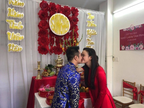 Tiết lộ về vị hôn phu doanh nhân của Á quân Vietnam's Next Top mùa đầu tiên - 16 Hình ảnh trong lễ ăn hỏi của cô vào hôm qua (17/8) được người bạn thân thiết cùng trưởng thành từ Next Top là người mẫu Lê Thuý chia sẻ.