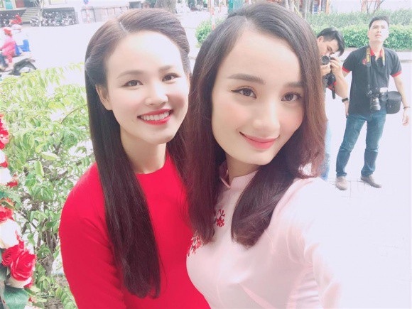 Tiết lộ về vị hôn phu doanh nhân của Á quân Vietnam's Next Top mùa đầu tiên - 19 Tuyết Lan chia sẻ, mỗi khi lên sàn diễn, cô hay được mọi người nhận xét là khuôn mặt sắc sảo và lạnh lùng nhưng thực tế ngoài đời lại rất nữ tính và dịu dàng. Ánh mắt một mí đặc trưng cùng lúm đồng tiền duyên giúp Tuyết Lan dễ dàng tạo được ấn tượng và nổi bật trong mỗi lần xuất hiện.