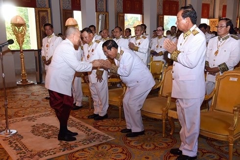 Việt Nam chúc mừng ông Hun Sen được bổ nhiệm làm Thủ tướng Campuchia - 1 Quốc vương Campuchia trao sắc chỉ hoàng gia bổ nhiệm ông Hun Sen làm Thủ tướng ngày 17/8 (ảnh: VOV)