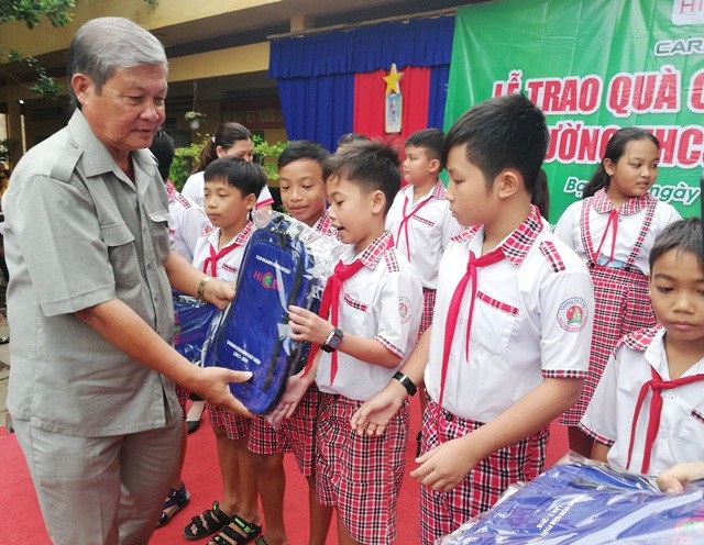 Bạc Liêu: Trao nhiều xe đạp, SGK cho học sinh nghèo trước thềm năm học mới - 2
Ông Nguyễn Kiên Nhẫn - Chủ tịch Hội Khuyến học tỉnh Bạc Liêu trao ba lô cho học sinh.