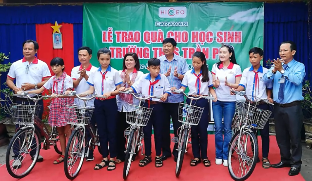 Bạc Liêu: Trao nhiều xe đạp, SGK cho học sinh nghèo trước thềm năm học mới - 1 Phó Chủ tịch UBND tỉnh Bạc Liêu Vương Phương Nam (áo sọc) cùng đại diện nhà tài trợ trao tặng xe đạp cho học sinh.