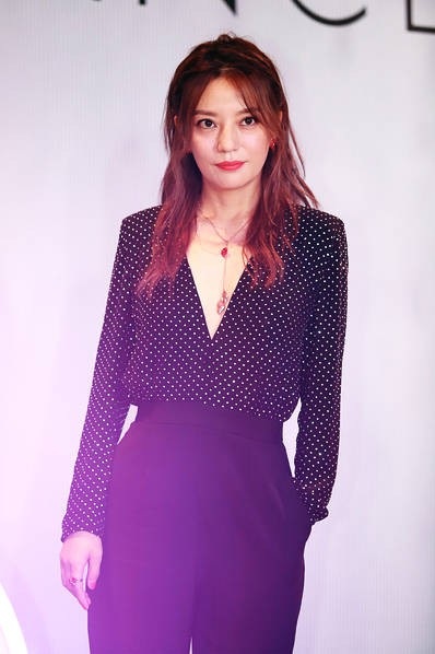 Triệu Vy lại khiến fan “xao lòng” vì vẻ ngoài trẻ trung - 12