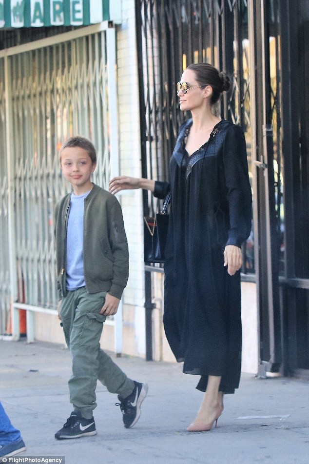 Angelina Jolie thanh lịch đưa con ra phố - 6
Knox, 10 tuổi càng lớn càng giống bố Brad Pitt