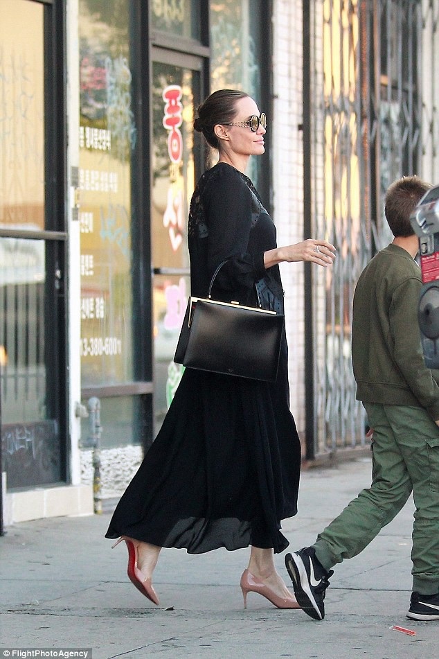 Angelina Jolie thanh lịch đưa con ra phố - 7
Angelina Jolie trung thành với các trang phục màu đen
