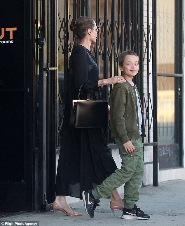 Angelina Jolie thanh lịch đưa con ra phố - 9
Jolie bình thản giữa tin đồn vụ ly dị giữa cô và Brad đang rất căng thẳng