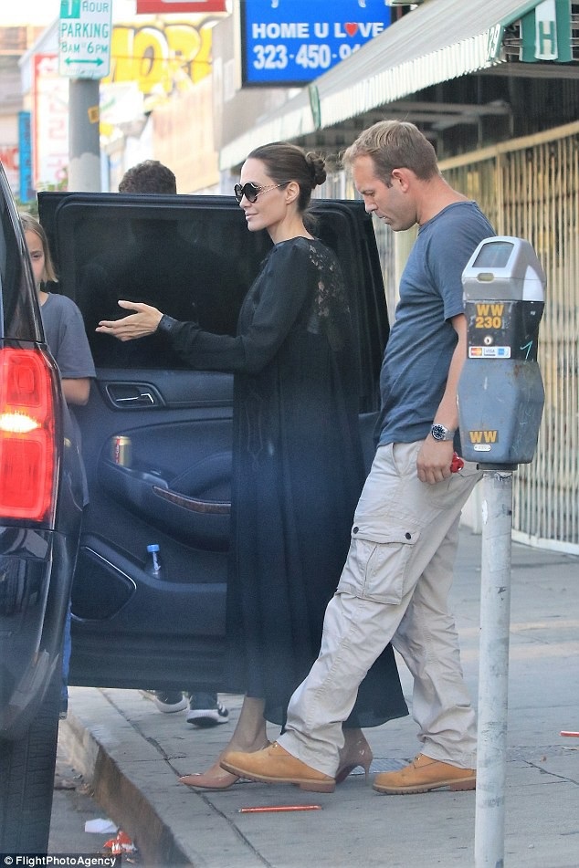 Angelina Jolie thanh lịch đưa con ra phố - 10
Nữ diễn viên xinh đẹp vừa lọt Top 10 minh tinh được trả cát sê cao nhất thế giới.
