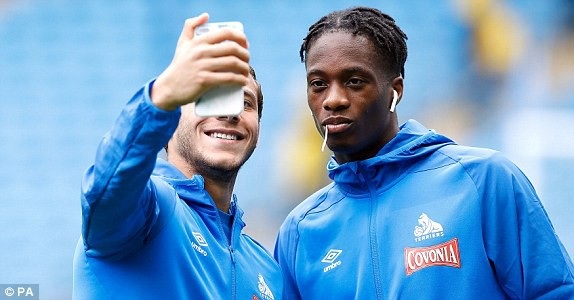 
Các cầu thủ Huddersfield chụp ảnh kỷ niệm trước trận đấu trên sân Man city
