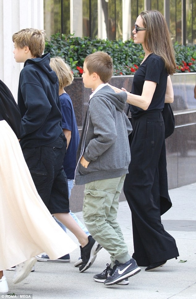 Angelina Jolie thanh lịch đưa con ra phố - 3
Ngoài thời gian đóng phim, Jolie luôn ở bên các con của mình