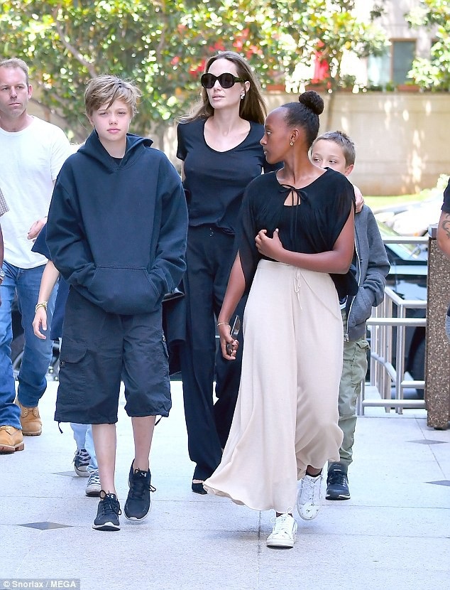 Angelina Jolie thanh lịch đưa con ra phố - 4
Shiloh càng lớn càng cá tính, Zahara thì rất xinh đẹp và điệu đà