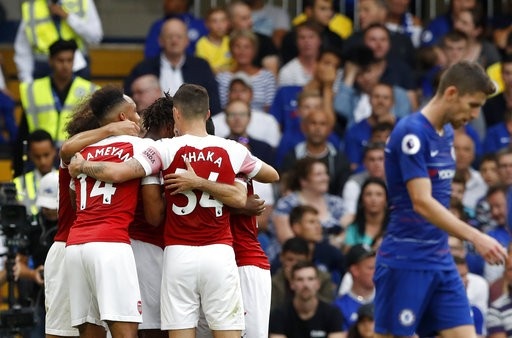 Chelsea 3-2 Arsenal: "Pháo thủ" lại gây thất vọng - 7
Các cầu thủ Arsenal ăn mừng bàn thắng gỡ hòa 2-2