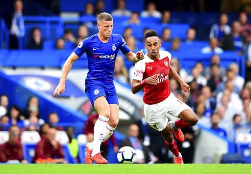 Chelsea 3-2 Arsenal: "Pháo thủ" lại gây thất vọng - 6
Aubameyang (phải) kém duyên ở trận đấu gặp Chelsea
