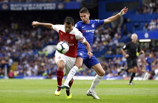 Chelsea 3-2 Arsenal: "Pháo thủ" lại gây thất vọng - 4
Pha tranh bóng giữa Mkhitaryan và Jorginho