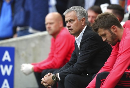 Brighton 3-2 MU: Thất bại ê chề - 6
Mourinho lo lắng ngồi trong khu vực kỹ thuật của MU