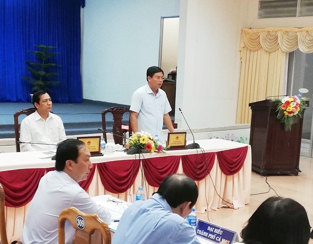 Cà Mau: Hàng nghìn học sinh không vào lớp 6, lớp 10 thì đi đâu? - 2 Chủ tịch tỉnh Cà Mau Nguyễn Tiến Hải (người đứng) băn khoăn khi nhiều học sinh giảm ở đầu cấp.