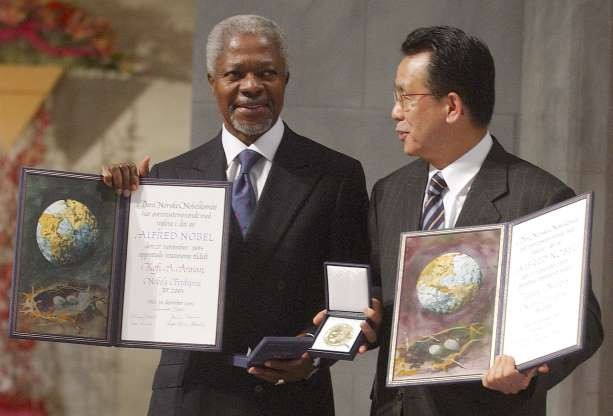 Những phát ngôn ấn tượng của cố Tổng thư ký LHQ Kofi Annan - 3 “Bình đẳng giới không chỉ là một mục tiêu. Nó là điều kiện tiên quyết để đối phó với thách thức giảm nghèo, thúc đẩy phát triển bền vững và xây dựng nền quản trị tốt”. Trong ảnh: Ông Kofi Anna cùng cựu Chủ tịch Đại hội đồng Liên Hợp Quốc Han Seung Soo nhận huân chương và giấy chứng nhận tại lễ trao giải Nobel Hòa bình năm 2001. (Ảnh: Reuters)