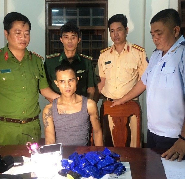 Đối tượng vận chuyển ma túy bị bắt giữ cùng tang vật